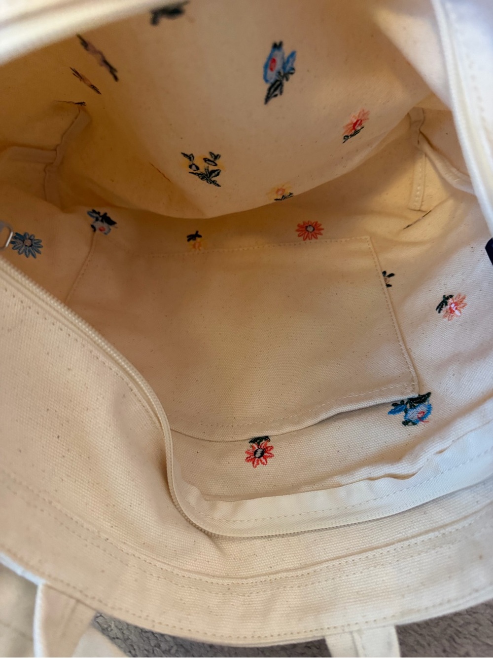Baggu Horizontal Zip Duck Bag - Embroidered Ditsy Floral - NWOT - Picture 8 of 8